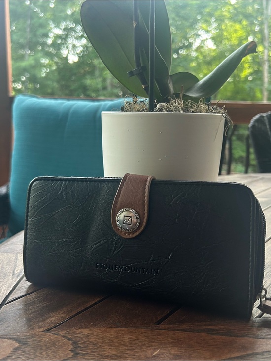 Stone Mountain Accessories Accessories - Stone Mountain Leather Accessories Black and Brown Zip Wallet